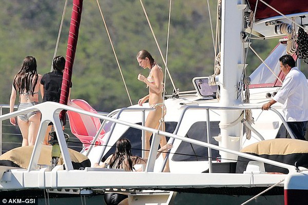 Taylor Swift wears a seductive bikini on a luxury yacht 6